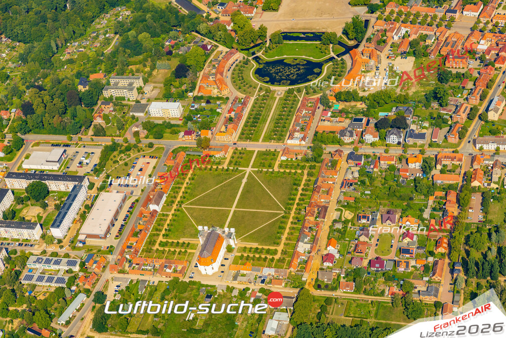 Luftbild Vs Google Maps  Schloß  Ludwigslust -Das Luftbild wurde 2025 vom UL-Flugzeug heraus erstellt ( keine Drohnenluftbilder ) - Hochauflösende Luftaufnahme -Nicht vergleichbar mit Google Maps oder Satelittenbilder- Die Geschenkidee !Mit Lizenz und Bildrechte bestellbar