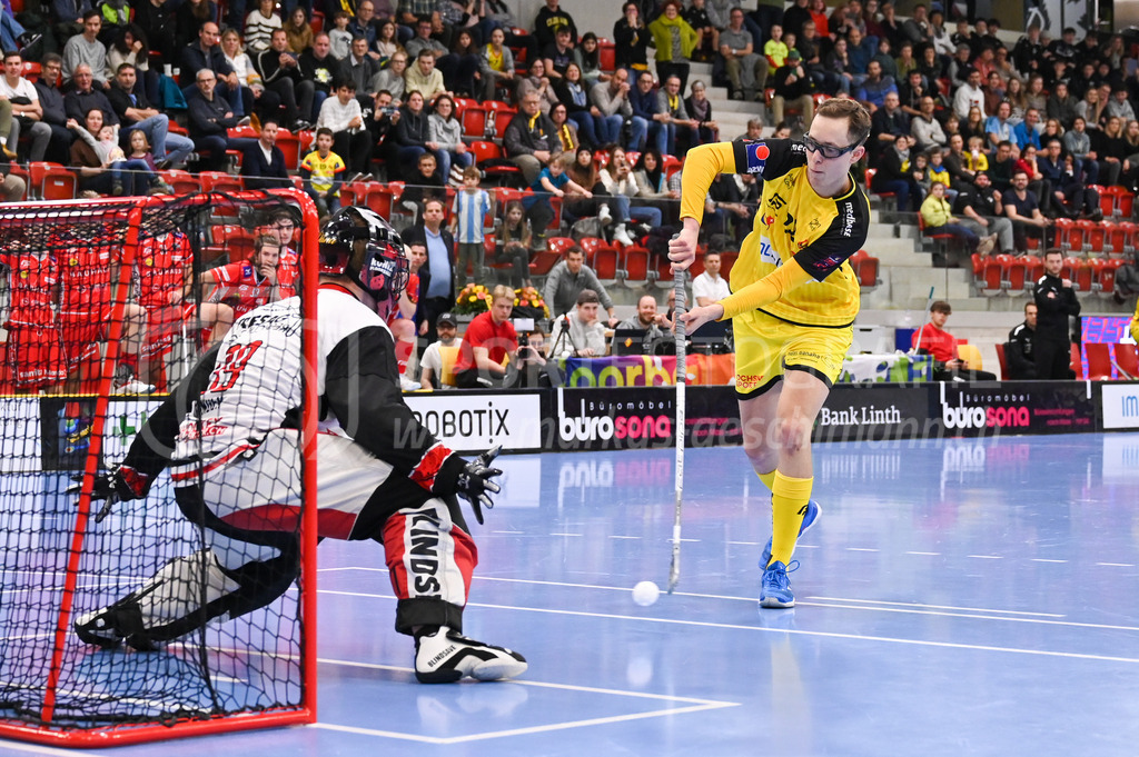 HC Rychenberg vs Floorball Köniz - 18. Dezember 2022 | HC Rychenberg vs Floorball Köniz
AXA Arena, Winterthur
Michel Wöcke (#22 HC Rychenberg) verwandelt seinen Penalty gegen Patrick Eder (#30 Floorball Köniz) souverän per Zorro.
Bild: Sportfotografie Markus Aeschimann | www.markus-aeschimann.ch - Realisiert mit Pictrs.com