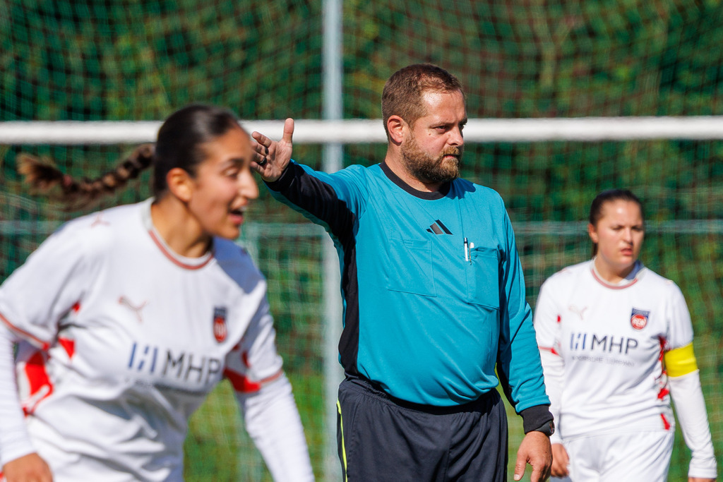 FCHHÜT_251003_4346 | 1.FC Heidenheim 1846 II vs. TSV Hüttlingen, Fußball, Frauen, Bezirkspokal, 2025/2026, 1.Runde, 03.10.2025 in Mergelstetten, Sportplatz 2(Foto: Michael Bulling) - Realisiert mit Pictrs.com