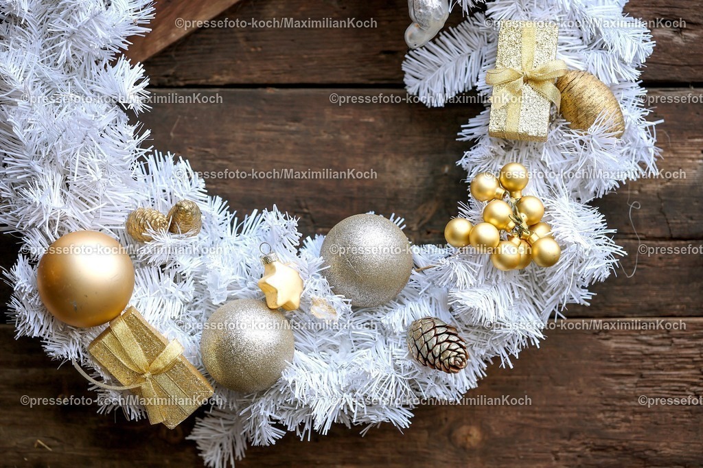 CR29112501020 | 29.11.2025, Castrop-Rauxel, Pünktlich zur Vorweihnachtszeit öffnen die ersten Weihnachtsmärkte in Nordrhein-Westfalen. Eindrücke rund um den Weihnachtsmarkt auf dem Hof Menken in Castrop-Rauxel. Weisser Weiss Adventskranz vor brauner Holztüre Holz Hintergrund Copyspace Kranz Weihnachtsschmuck Deko Weihnachtsdekoration Weihnachtskranz Weihnachtskugeln Weihnachtsgeschenke Geschenk Weihnachtskugel 