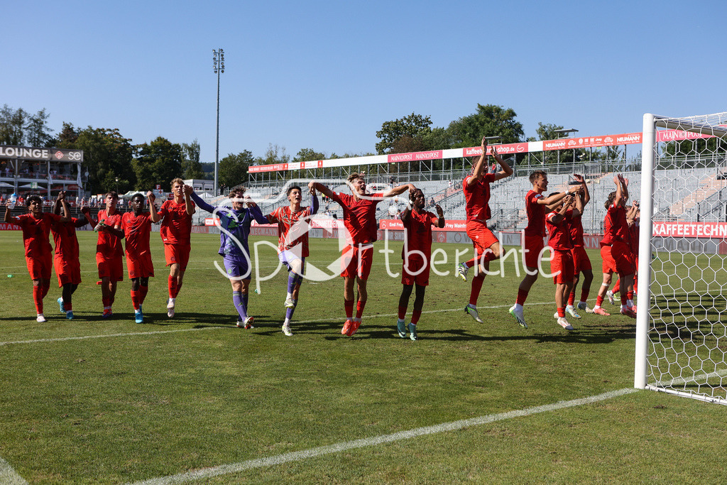FC Würzburger Kickers - FC Bayern Amateure | Die Spieler der kleinen Bayern feiern ausgelassen den Sieg in Wuerzburg mit den mitgereisten Anhaengern / Regionalliga Bayern: FC Würzburger Kickers - FC Bayern München II, AKON Arena am 24.08.2024
