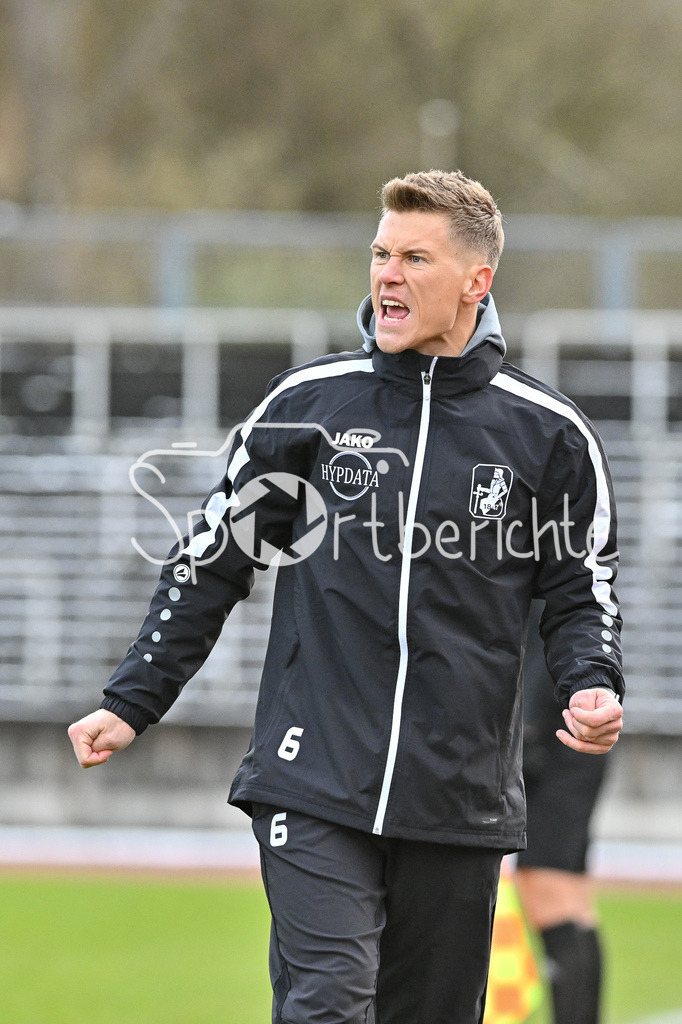 TSV Schwaben Augsburg - FC Augsburg II | im Bild TSV Schwaben Trainer Matthias OSTRZOLEK in Aktion / Freisteller/. Einzelfoto / Regionalliga Bayern: TSV Schwaben Augsburg - FC Augsburg II, Rosenaustadion am 23.11.2024