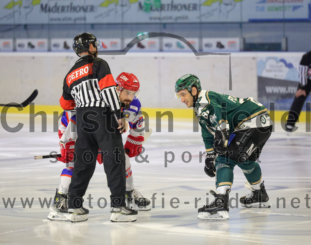 2025-09-14_015_TSV_Erding_gegen_EC_Peiting | Erding, Deutschland, 14.09.2025:Eishockey, Oberliga Süd 2025 / 2026, Testspiel, TSV Erding gegen EC Peiting, Endergebnis: 2:3Lukas Gohlke (EC Peiting, #22), Maximilian Forster (Erding Gladiators, #81)Foto: Christian Riedel / fotografie-riedel.net