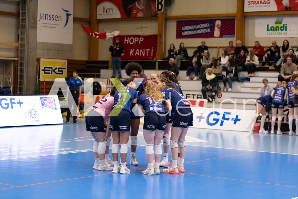 Volleyball I Frauen I Saison 2025-2026 I Volleyball NLA | Women I 1/2 Finals I  VC Kanti Schaffhausen - Sm'Aesch Pfeffingen I 18.03.2026 | Sm'Aesch Spielerinnenkreis - Realisiert mit Pictrs.com