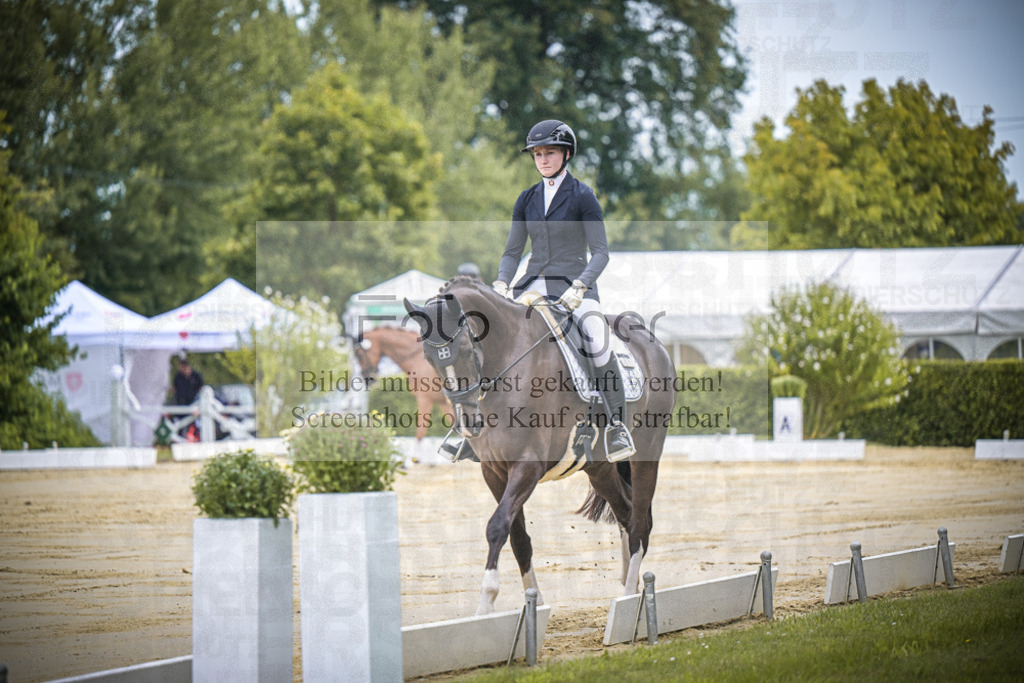 DOS_9691 | Entdecke hochwertige Reitturnierfotos von Foto Oger. Professionell, emotional und authentisch – jetzt Lieblingsmomente im Shop bestellen.Deutschlandweite Turnierfotografie. - Realisiert mit Pictrs.com