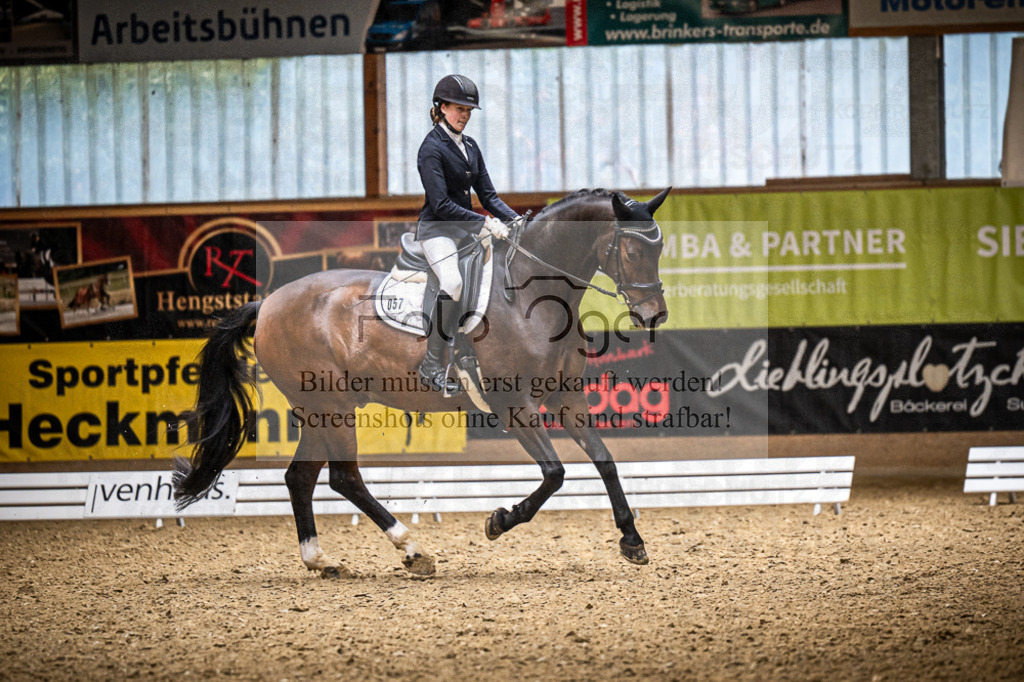 DOS_1345 | Entdecke hochwertige Reitturnierfotos von Foto Oger. Professionell, emotional und authentisch – jetzt Lieblingsmomente im Shop bestellen.Deutschlandweite Turnierfotografie. - Realisiert mit Pictrs.com