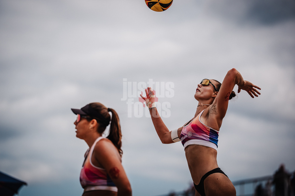 Beachvolleyball | Frauen | Deutsche Meisterschaften 2025 Timmendorfer Strand | 04.09.2025 | Elea Beutel beim Aufschlag