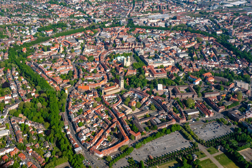 Luftbild der Innenstadt von Münster mit der Promenade | Die berühmte Promenade von Münster Westfalen ist aus der Luft gut zu erkennen.  - Realisiert mit Pictrs.com
