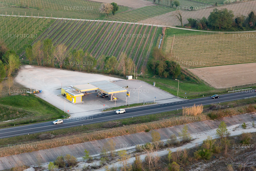 Vue aérienne: Vue de la ville à Domanins dans le département Frioul-Vénétie Julienne, Italie. Photo: IMG_098998.jpg prise le 08/04/2017 par Werner Riehm/FLY-FOTO.eu – Résolution de l'original: 5472 x 3648 px