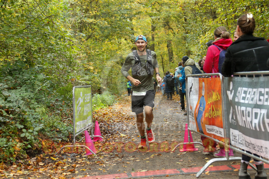 251026_1225_EX1_0333 | Sportfotografie im Rhein-Sieg Kreis, Köln, Bonn, NRW, Rheinland Pfalz, Hessen, etc. Unser Tätigkeitsfeld umfasst den Laufsport vom Volkslauf über den Marathon, Duathlon, Triathon bis zum Ultralauf wie Kölnpfad Ultra oder Schindertrail.