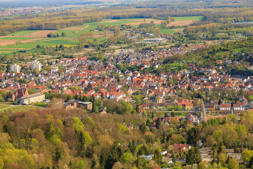 Luftbild: Stadtansicht von Süden im Ortsteil Durlach in Karlsruhe im Bundesland Baden-Württemberg in Deutschland. Foto: IMG_25921.jpg vom 23.04.2010 durch Werner Riehm/FLY-FOTO.de