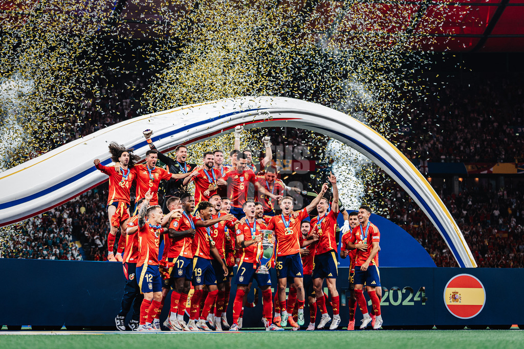 Fußball | Herren | UEFA-Fußball-Europameisterschaft 2024 | Finale | Spanien vs. England | 14.07.2024 | Spanien ist Europameister Trophy Lift