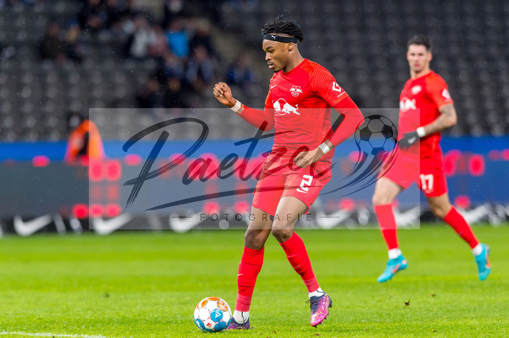 BSCRBL20220220_178 | Fussball, Herren: Mohamed Simakan (RB Leipzig) in Aktion, am Ball, Einzelaktion bei dem Spiel der 1. Bundesliga zwischen Hertha BSC und RB Leipzig im Olypiastadion am 20.02.2022 in Berlin, Deutschland.DFB / DFL REGULATIONS PROHIBIT ANY USE OF PHOTOGRAPHS AS IMAGE SEQUENCES AND/OR QUASI-VIDEO. - Realisiert mit Pictrs.com