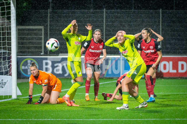 20240927_NSZ_7128 | Hoffenheim vergibt die Chance zum Ausgleich. Lisann Kaut (TSG Hoffenheim,No.04) fasst sich an den Kopf und kann es nicht glauben DEU, Leverkusen, 27.09.2024 Fußball, Frauen, Google Pixel Frauen-Bundesliga, Saison 2024/2025, 4. Spieltag, Bayer 04 Leverkusen - TSG HoffenheimDIE DFB-RICHTLINIEN UNTERSAGEN JEGLICHE NUTZUNG VON FOTOS ALS SEQUENZBILDER UND/ODER VIDEOÄHNLICHE FOTOSTRECKEN - Realisiert mit Pictrs.com