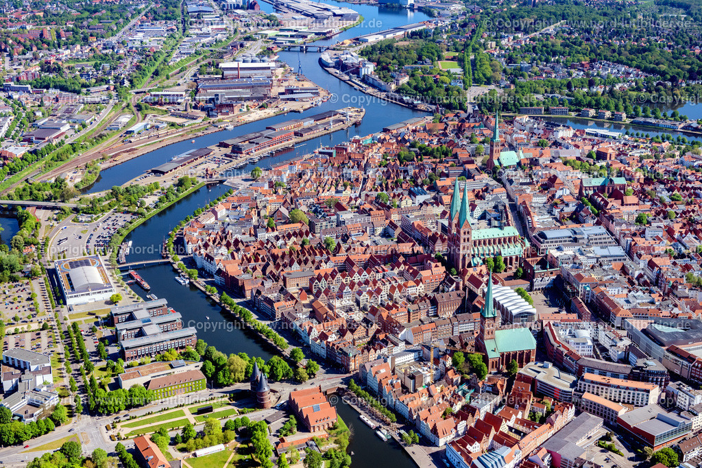 Lübeck_Altstadt_Holstentor_ELS_3661150522 | LüBECK 15.05.2022 Altstadtbereich und Innenstadtzentrum im Ortsteil Innenstadt in Lübeck im Bundesland Schleswig-Holstein, Deutschland. // Old Town area and city center in the district Innenstadt in Luebeck in the state Schleswig-Holstein, Germany. Foto: Martin Elsen