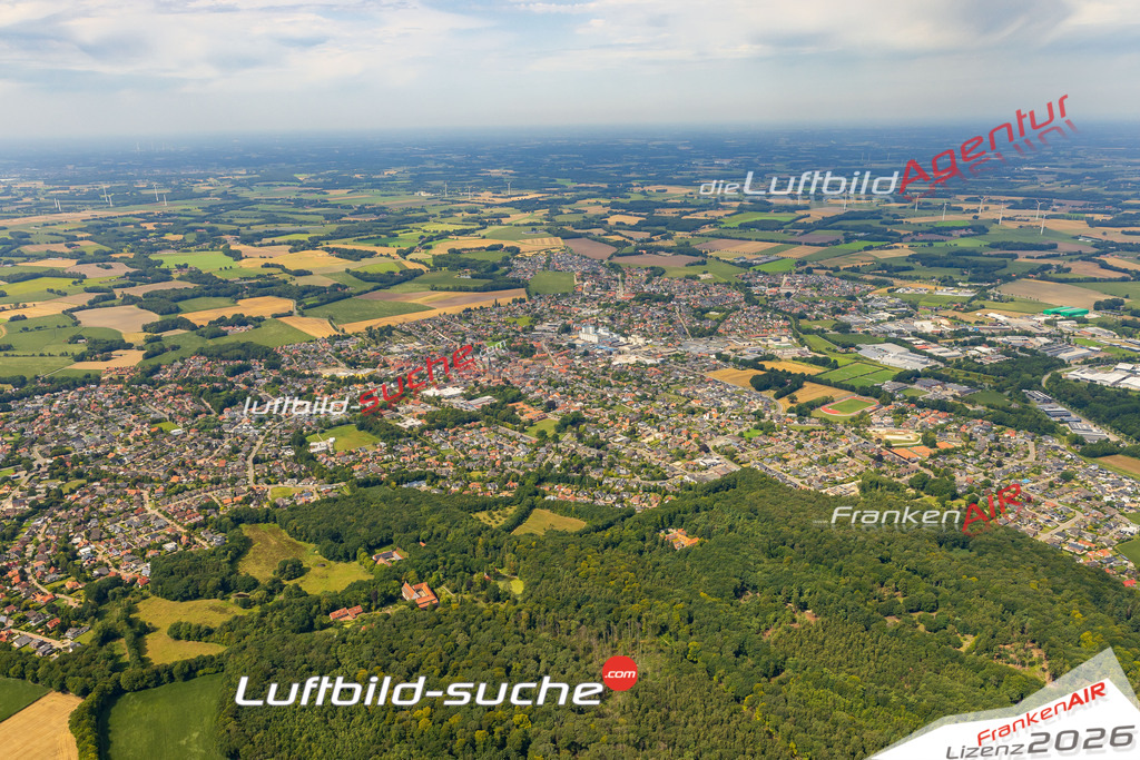 Neue Luftbildaufnahme der Stadt Dinklage - Das Luftbild wurde 2025 vom UL-Flugzeug heraus erstellt ( keine Drohnenaufnahme ) - Hochauflösende Luftaufnahme - für Wandbilder und großformatige Ausdrucke geeignet. Das besondere Geschenk!Hier alle&nbsp;Infos zur Lizenzierung der LuftaufnahmeWir fliegen auch dieses Jahr wieder in Ihre Region um Luftbilder zu erstellen.- Luftbild anfragen