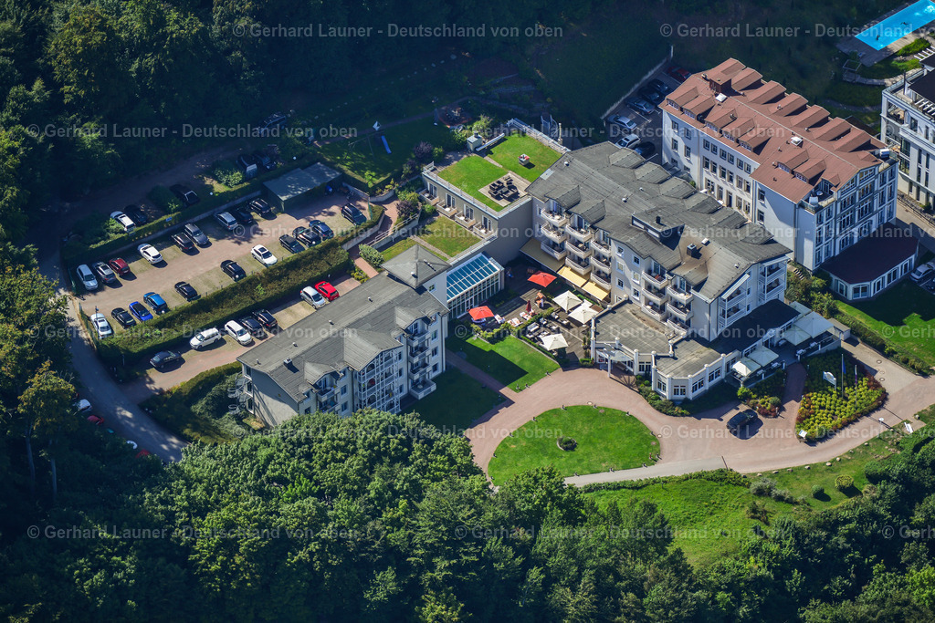 3637810 | SELLIN 25.08.2016 Gebäudekomplexe der Hotelanlagen " Hotel Seeschloss Seelin " und " Hotel Bernstein " an der Bergstraße in Sellin an der Ostseeküste im Bundesland Mecklenburg-Vorpommern, Deutschland. Weiterführende Informationen bei: Hotel Bernstein GmbH &amp; Co.KG,  Hotel Seeschloss Sellin,  Rügen Domizile, Thomas Dorissen, Kai Ohl GbR. // Complexes of the hotel buildings " Hotel Seeschloss Seelin " and " Hotel Bernstein " in Sellin at the baltic coast in the state Mecklenburg - Western Pomerania, Germany. Further information at: Hotel Bernstein GmbH &amp; Co.KG,  Hotel Seeschloss Sellin,  Ruegen Domizile, Thomas Dorissen, Kai Ohl GbR. Foto: Gerhard Launer