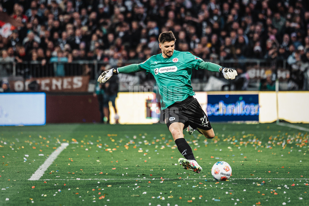 Fußball | Männer | Saison 2025/2026  | Fußball-Bundesliga | 29. Spieltag | FC St. Pauli vs. FC Bayern München | 11.04.2026 | Nikola Vasilj (#22, FC St. Pauli) schlägt den Ball