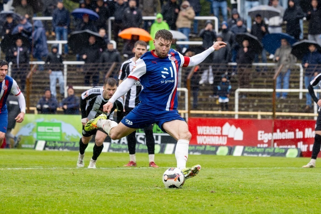Fußball, Oberliga Baden-Württemberg 2025/26, 25. Spieltag: VfR Mannheim gegen VfR Aalen | Fußball, Oberliga Baden-Württemberg 2025/26, 25. Spieltag: VfR Mannheim gegen VfR Aalen***Alexander Esswein (11, Mannheim) trifft per Strafstoß zum 1:0 - Realisiert mit Pictrs.com