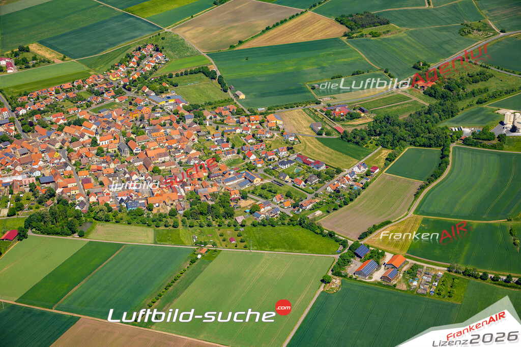 Die Luftaufnahme Hüttenheim - Willanzheim wurde 2022 vom Flugzeug aus (keine Drohne) erstellt. Hohe Auflösung -für große Poster und Wandbilder geeignet - Garantiert!