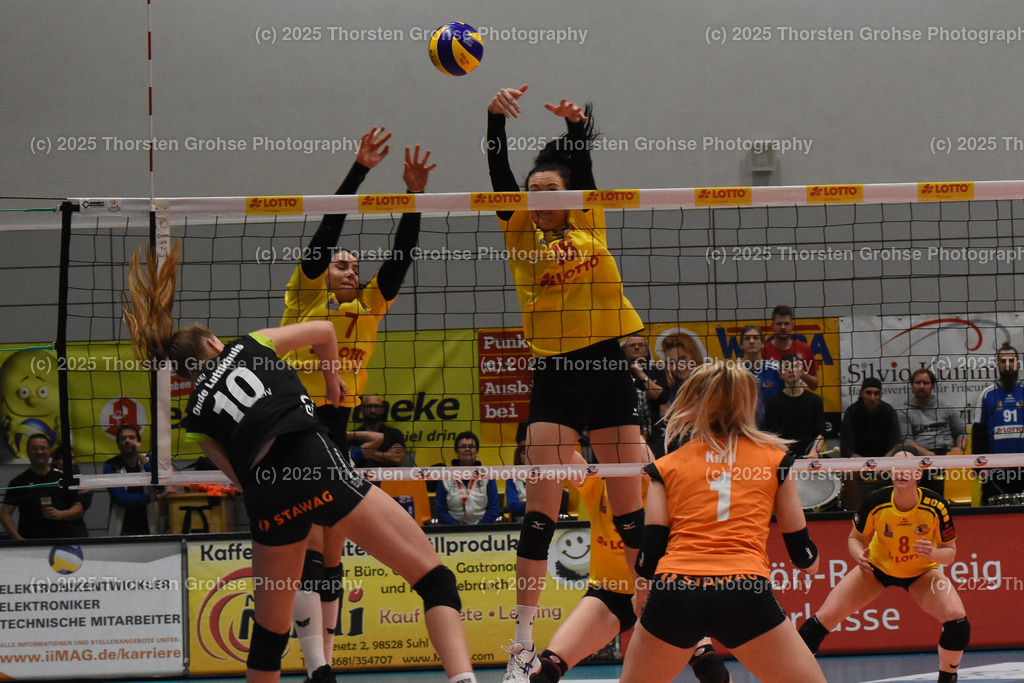 VBL VFB SUHL vs. LADIES IN BLACK AACHEN | Aachen in SCHWARZ gegen Suhl in GELB; VBL VFB SUHL vs. LADIES IN BLACK AACHEN, Volleyball-Bundesliga Frauen am 03.02.2018 in der Multihalle in Meiningen, (Deutschland) - Realisiert mit Pictrs.com