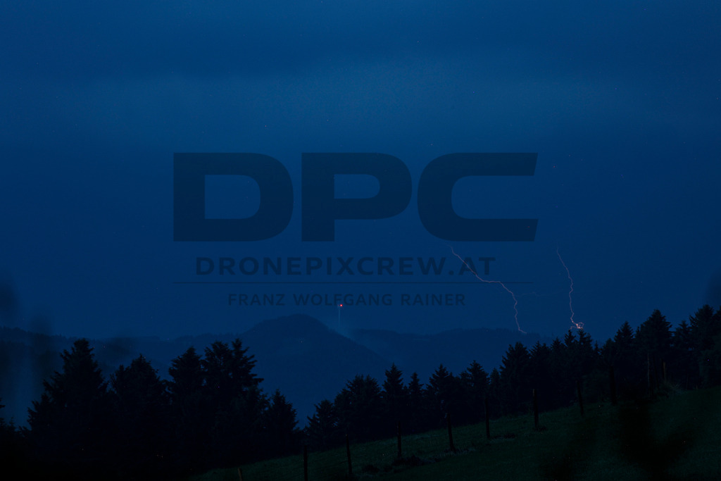 Blitze und Unwetter | Dramatische Gewitterstimmung mit Blitzen am Nachthimmel. Dunkle Wolken und intensive Lichtstimmungen zeigen die Kraft eines herannahenden Unwetters in eindrucksvoller Atmosphäre. - Realisiert mit Pictrs.com