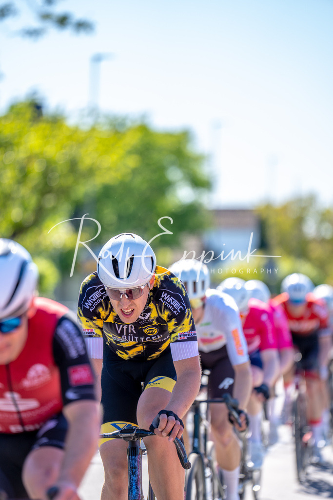 Spurt in den Mai 2026 - Großer Preis der Sparkasse Neuss | Annual one-day road cycling race "Großer Preis der Sparkasse Neuss" held in Büttgen, Germany, organized by VfR Büttgen 1912 e.V. The event features multiple races across all age categories from U11 youth to Elite men. - Realisiert mit Pictrs.com