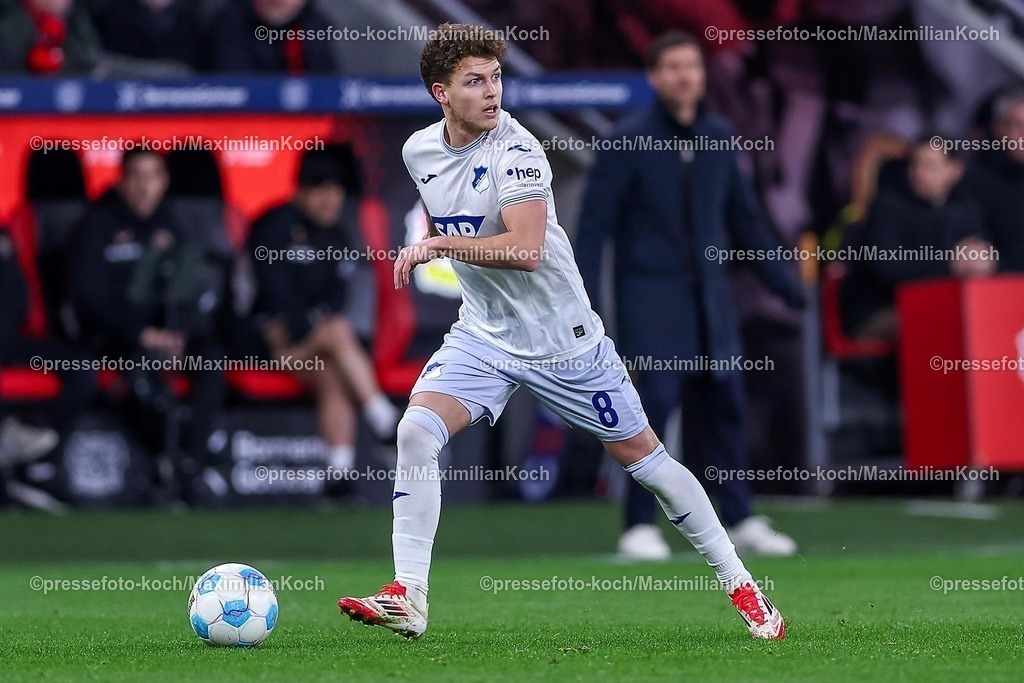 Lev02022502170 | 02.02.2025, Fußball, Bayer 04 Leverkusen - TSG 1899 Hoffenheim, 1. Fußball Bundesliga, 20. Spieltag, BayArena, Saison 2024 2025: Dennis Geiger (Hoffenheim #8)DFB regulations prohibit any use of photographs as image sequences and or quasi-video.