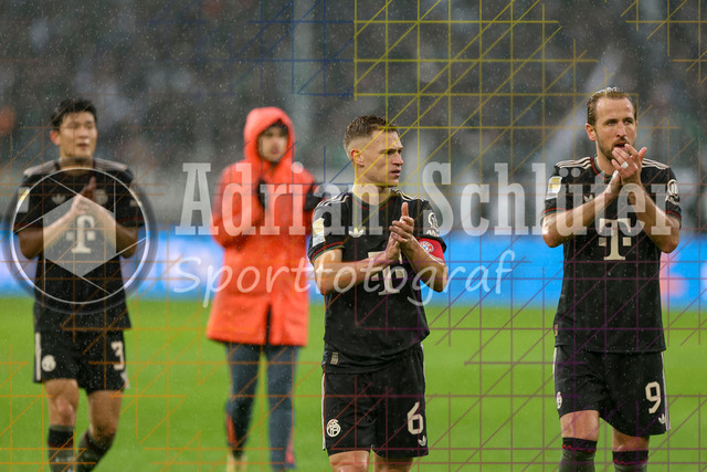 Borussia Mönchengladbach vs FC Bayern München - Bundesliga  | Mönchengladbach, Deutschland, 25.10.25:   Joshua Kimmich (FC Bayern München) und Harry Kane (FC Bayern München) gehen zu den Fans nach dem Siegwaehrend des Spiels der Bundesliga zwischen Borussia Mönchengladbach vs FC Bayern München im Stadion im Borussia Park(Foto von Brauer-Fotoagentur / Adrian Schlueter)