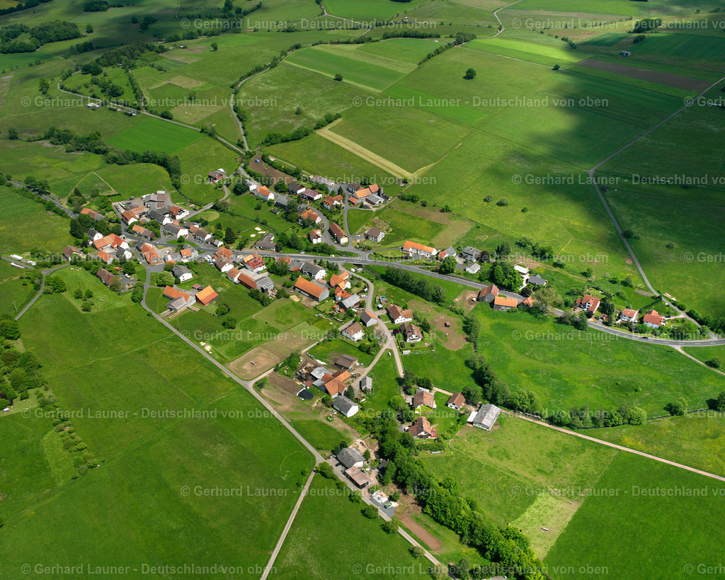 2615378 | METZLOS-GEHAAG 09.06.2006 Landwirtschaftliche Nutzflächen und Feldgrenzen  umsäumen das Siedlungsgebiet des Dorfes in Metzlos-Gehaag im Bundesland Hessen, Deutschland // Agricultural land and field boundaries surround the settlement area of the village  in Metzlos-Gehaag in the state Hesse, Germany Foto: Gerhard Launer