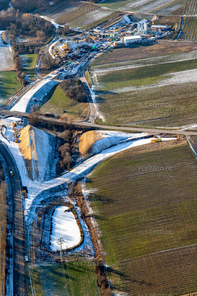 Luftbild: Baustelle des Tunnelportals Ost für den Astrid-Tunnel zur Unterquerung und Ortsumgehung von Bad Bergzabern zwischen B38 (Weinstraße) und B427 (Kurtalstraße) im Winter bei Schnee in Dörrenbach im Bundesland Rheinland-Pfalz in Deutschland.Foto: IMG_139675.jpg vom 16.01.2024 durch Werner Riehm/FLY-FOTO.deBemo: - BEMO Tunnelling GmbHLandesbetrieb Mobilität Rheinland-PfalzStadt Bad BergzabernHerrenknecht AG - Pioneering Underground Together