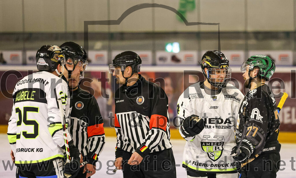 2024-03-01_039_TSV_Erding_gegen_ERSC_Amberg | Erding, Deutschland, 01.03.2024:
Eishockey, Bayernliga Playoffs 2023 / 2024, 5. Spieltag, TSV Erding gegen ERSC Amberg, Endergebnis: 9:0

Felix Köbele (ERSC Amberg, #25), Philipp Siller (ERSC Amberg, #4), Philipp Michl (Erding Gladiators, #77)

Foto: Christian Riedel / fotografie-riedel.net