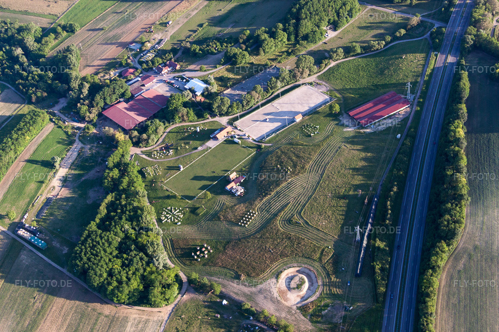 Luftbild: Haras de la Née in Neewiller-près-Lauterbourg im Bundesland Bas-Rhin in Frankreich. – Foto: IMG_66681.jpg vom 05.06.2014 durch Werner Riehm/FLY-FOTO.de – Auflösung des Originals: 4752 x 3168 px