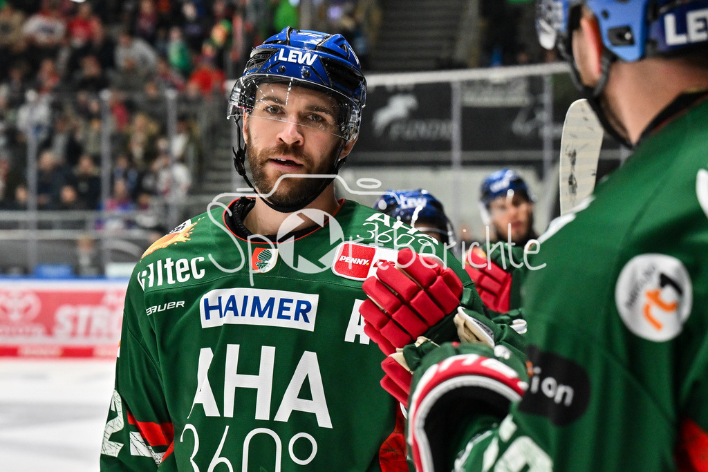 Augsburger Panther - Adler Mannheim | AUGSBURG, GERMANY - 28. DECEMBER: Jubel der Hausherren nach dem Treffer zum 2-2 durch Jason BAST (Augsburger Panther 45) / Tor / Torschuetze / Freude / Happy während dem Match zwischen den Augsburger Panthern und den Adler Mannehim am 33. Spieltag der Penny DEL im Curt Frenzel Stadion / Alexandre GRENIER (Augsburger Panther 82)