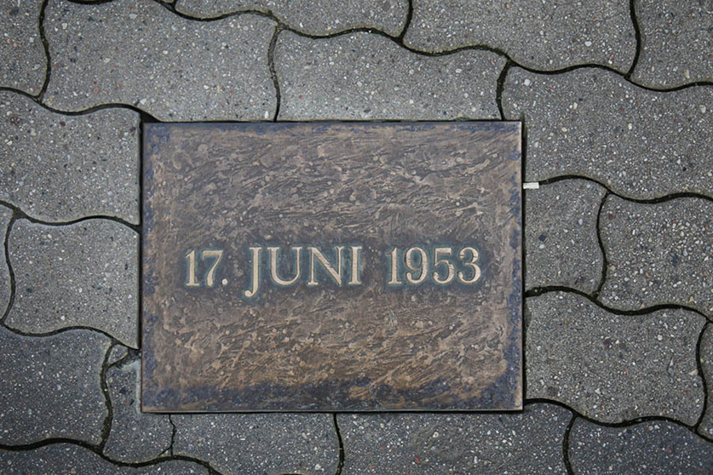 Foto: Leipzig - Denkmal der Panzerspuren | Das Team hinter BILDLEXIKON LEIPZIG bündelt historische wie aktuelle Informationen über die Stadt Leipzig in Text und Bild auf einer Plattform und stellt diese der interessierten Öffentlichkeit zur Verfügung.