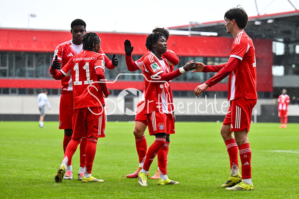 FC Bayern München - Berliner Athletik Klub | MUNICH, GERMANY - 21. FEBRUARY: Jubel der kleinen Bayern nach dem Treffer zum 5-1 durch Wisdom MIKE (FC Bayern München U19 11) / Tor / Torschuetze / Freude / Happy / während dem Spiel zwischen der U19 des FC Bayern München und der U19 des Berliner Athletik Klubs am 3. Spieltag der DFB-U19 Nachwuchsliga am FC Bayern Campus