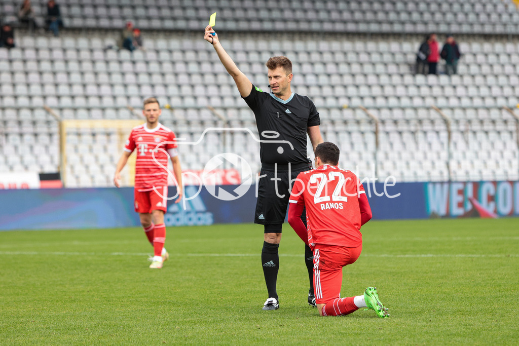 FC Bayern Amateure - FC Wuerzburger Kickers | Schiedsrichter Andreas HUMMEL zeigt eine gelbe Karte