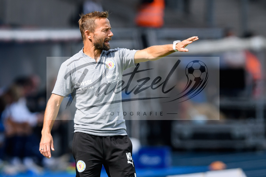 EBSTSV20210828_143 | Fussball, Herren: Trainer Michael Schiele (Eintracht Braunschweig) gestikuliert beim Spiel der 3. Liga zwischen Eintracht Braunschweig und TSV 1860 Muenchen im Eintracht-Stadion am 28.08.2021 in Braunschweig, Deutschland.DFB / DFL REGULATIONS PROHIBIT ANY USE OF PHOTOGRAPHS AS IMAGE SEQUENCES AND/OR QUASI-VIDEO. - Realisiert mit Pictrs.com