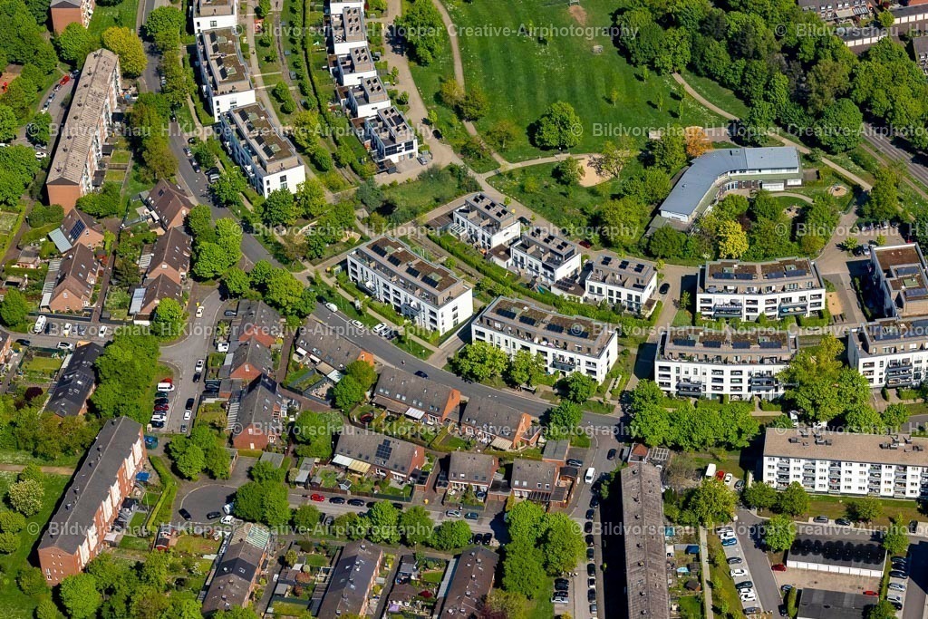 Luftbilder Neuss-1062 | Luftbildfotografie Neuss Weckhoven Mehrfamilienhaus- Wohngebiet in Form einer Reihenhaussiedlung an der Ferdinand-von-Lüninck-Weg, Hülchrather Straße in Neuss im Bundesland Nordrhein-Westfalen, Deutschland. - Realisiert mit Pictrs.com