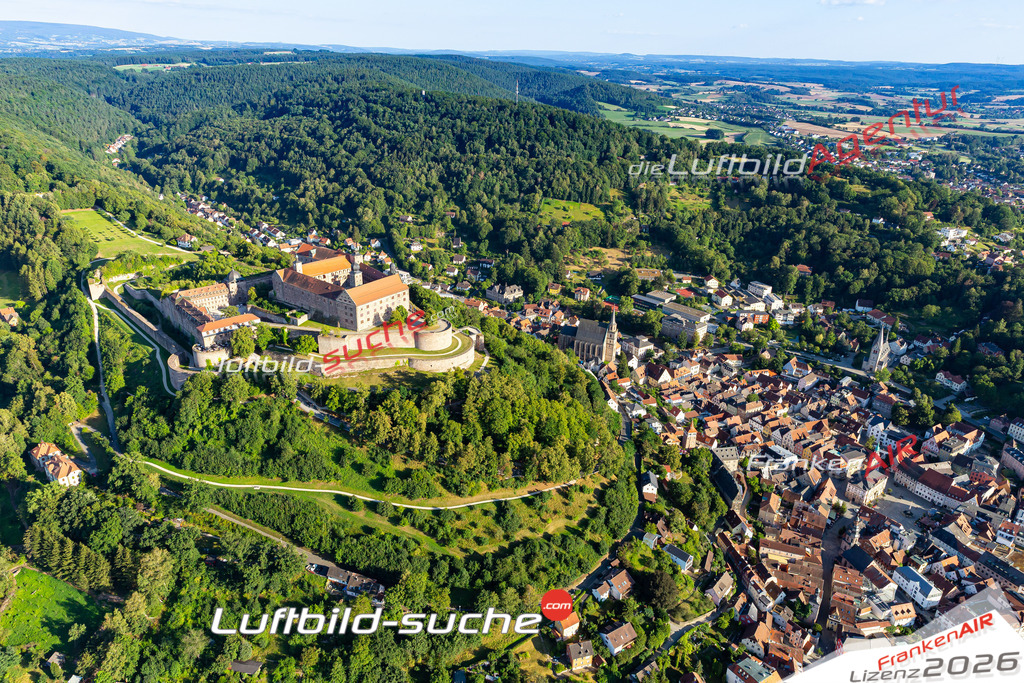 Die Luftbildaufnahme Plassenburg-altstadt - Kulmbach wurde 2020 mittels Flugzeug (keine Drohne) erstellt. Perfekte Schärfe und Druck- Ergebnisse- Garantiert!