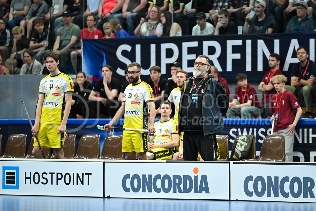Zug United - HC Rychenberg - 25. April 2026 | Philippe Soutter (Head Coach HC Rychenberg) mit Dani Jaaranen (#44 HC Rychenberg Winterthur) und Tobias Studer (#23 HC Rychenberg Winterthur) am L-UPL Superfinal-Spiel zwischen Zug United und HC Rychenberg am 25. April 2026 in der BCF Arena, Fribourg, Schweiz.Bild: Sportfotografie Markus Aeschimann | www.markus-aeschimann.ch - Realisiert mit Pictrs.com