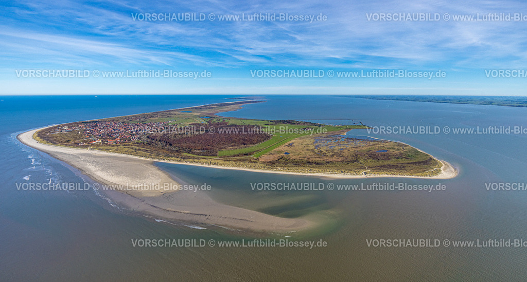 Wittmund251105396Langeoog | Luftbild, Gesamtansicht Ostfriesische Insel Langeoog mit Hafen, Ruhezone Flinthorn, Wohngebiet und Inselwäldchen, Fernsicht und blauer Himmel mit Horizont, Langeoog, Norddeutschland, Ostfriesland, Niedersachsen, Deutschland