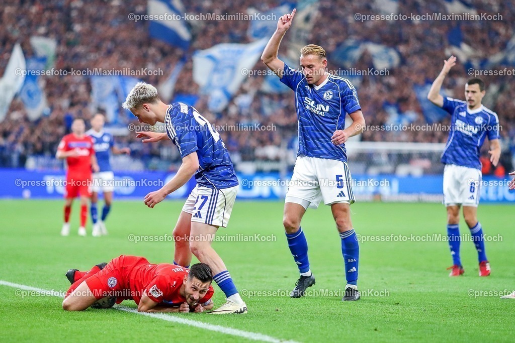 S0413092501220 | 13.09.2025, Fußball, FC Schalke 04 - Holstein Kiel, 5.Spieltag, 2. Fußball Bundesliga, Veltins-Arena Gelsenkirchen, Saison 2025 2026: Steven Skrzybski (Holstein Kiel #07) im Zweikampf gegen  Finn Porath (Schalke04 #27) und Timo Becker (Schalke04 #05) DFB regulations prohibit any use of photographs as image sequences and or quasi-video.
