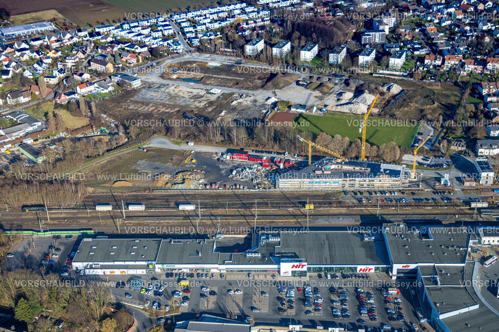 Soest260104156 | Luftbild, Bahnhof Soest, Baustelle Werkstraße, Brachfläche ehemalige Sportanlage zwischen Werkstraße und Teinenkamp, Baustelle Bildungszentrum und Dienstleistungszentrum an der Bahnlinie für die VHS, das DiLAS und das Kundenzentrum der Stadtwerke, Soest, Südwestfalen, Nordrhein-Westfalen, Deutschland