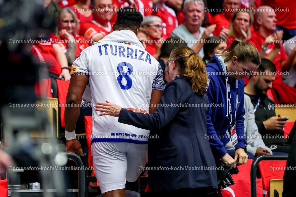 EHF20012602105 | 20.01.2026, Handball, Men's EHF EURO 2026, Dänemark - Portugal, Jyske Bank Boxen in Herning, Dänemark, Preliminary Round: Rote Karte für  Victor Manuel Iturriza Alvarez (Portugal #08) nach Foulspiel an  Mathias Gidsel (Denmark #19) 