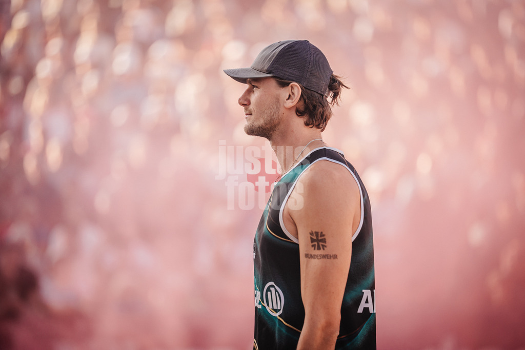 Beachvolleyball | Männer | Finale | Deutsche Meisterschaften 2025 Timmendorfer Strand | 07.09.2025 | Paul Henning läuft in die Arena ein