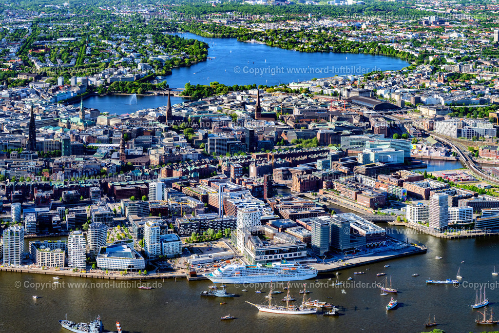 Hamburg_Hafencity_Kreutzfahrt_Terminal_Hafengeburtstag_ELS_7654110525 | HAMBURG 11.05.2025 Kreuzfahrt- Passagier- und Fahrgast- Schiff am Hafen im Ortsteil HafenCity in Hamburg, Deutschland. Weiterführende Informationen bei: CGH Cruise Gate Hamburg GmbH. // Cruise and passenger ship at the port in the district HafenCity in Hamburg, Germany. Further information at: CGH Cruise Gate Hamburg GmbH. Foto: Martin Elsen