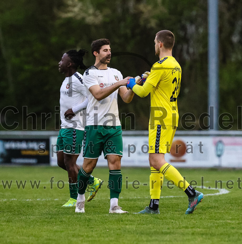 2024-04-05_009_FC_Schwaig_gegen_SV_Pullach | Oberding, Deutschland, 05.04.2024:
Fußball, Landesliga Südost 2023 / 2024, 28. Spieltag, FC Schwaig gegen SV Pullach, Endergebnis: 2:0

Johannes Empl (FC Schwaig, #14), Torwart Maximilian Hug (FC Schwaig, #24)

Foto: Christian Riedel / fotografie-riedel.net