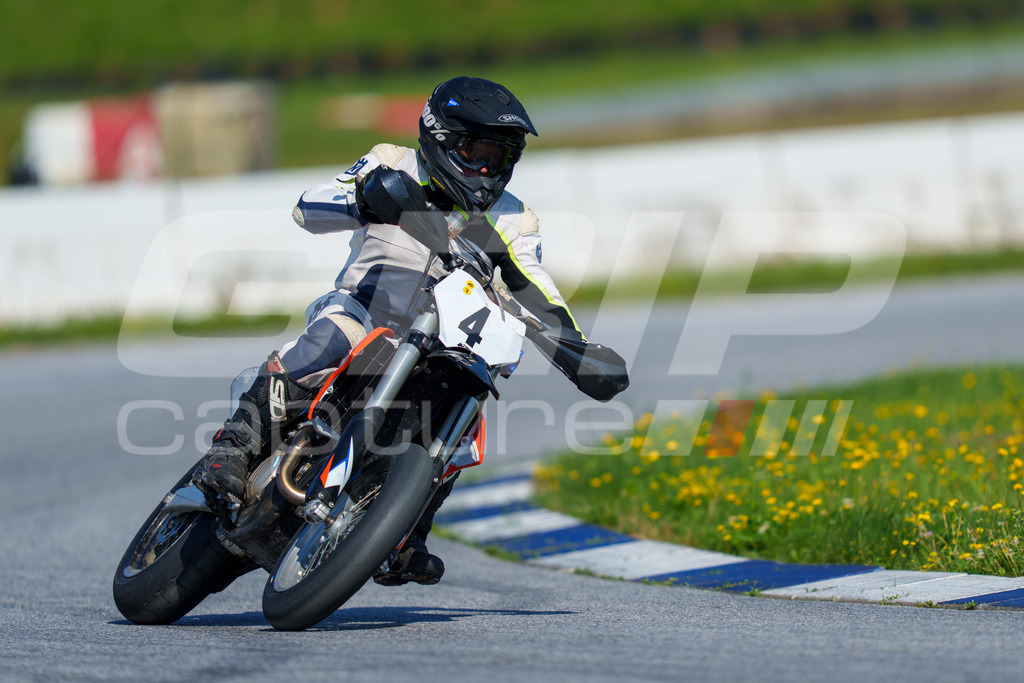 SuperMoto_Staatsmeisterschaft_Greinbach_153 | GRIPcapture steht für authentische Sportfotografie in Österreich – für Momente, die mehr sind als Geschwindigkeit oder Ergebnis. Es geht um Emotion, Spannung, Fokus und den Augenblick, der oft nur einen Wimpernschlag dauert.Ob Motorsport, Teamsport oder 