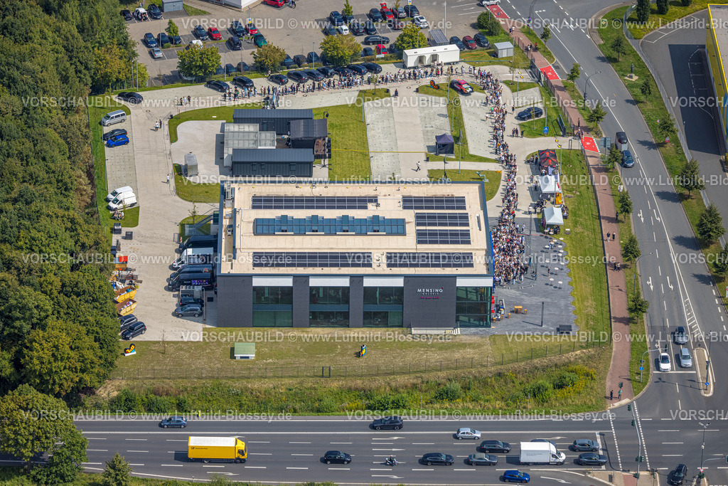 Hamm250808660 | Luftbild Hamm Kunstgalerie Mensing, Event, 1000 Besucher werden in der Kunstgalerie Art Cube erwartet, Ex-Rapper Kollega tritt auf, Besucherschlange, Rhynern, Hamm, Nordrhein-Westfalen, Deutschland